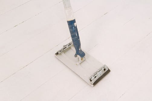 Male tregulv: Når sparkelmassen er tørr, slipes reparasjonene pene, og hele gulvet slipes lett med slipepapir korn 120. Male tregulv: Når sparkelmassen er tørr, slipes reparasjonene pene, og hele gulvet slipes lett med slipepapir korn 120.